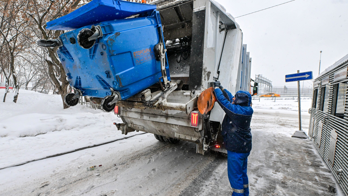 Вывоз мусора с контейнерных площадок.