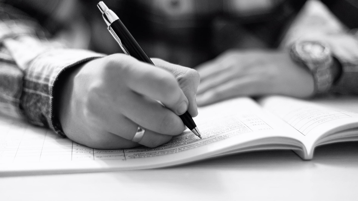 Человек заполняет журнал