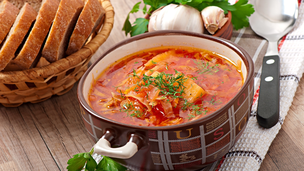 аппетитная тарелка с супом харчо