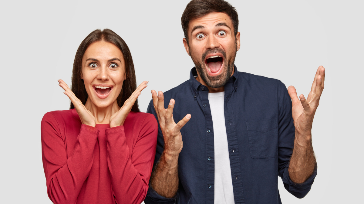 Удивленные молодые парень и девушка