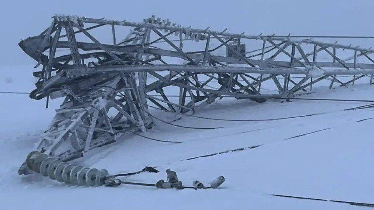 упавшая опора ЛЭП в Мурманской области