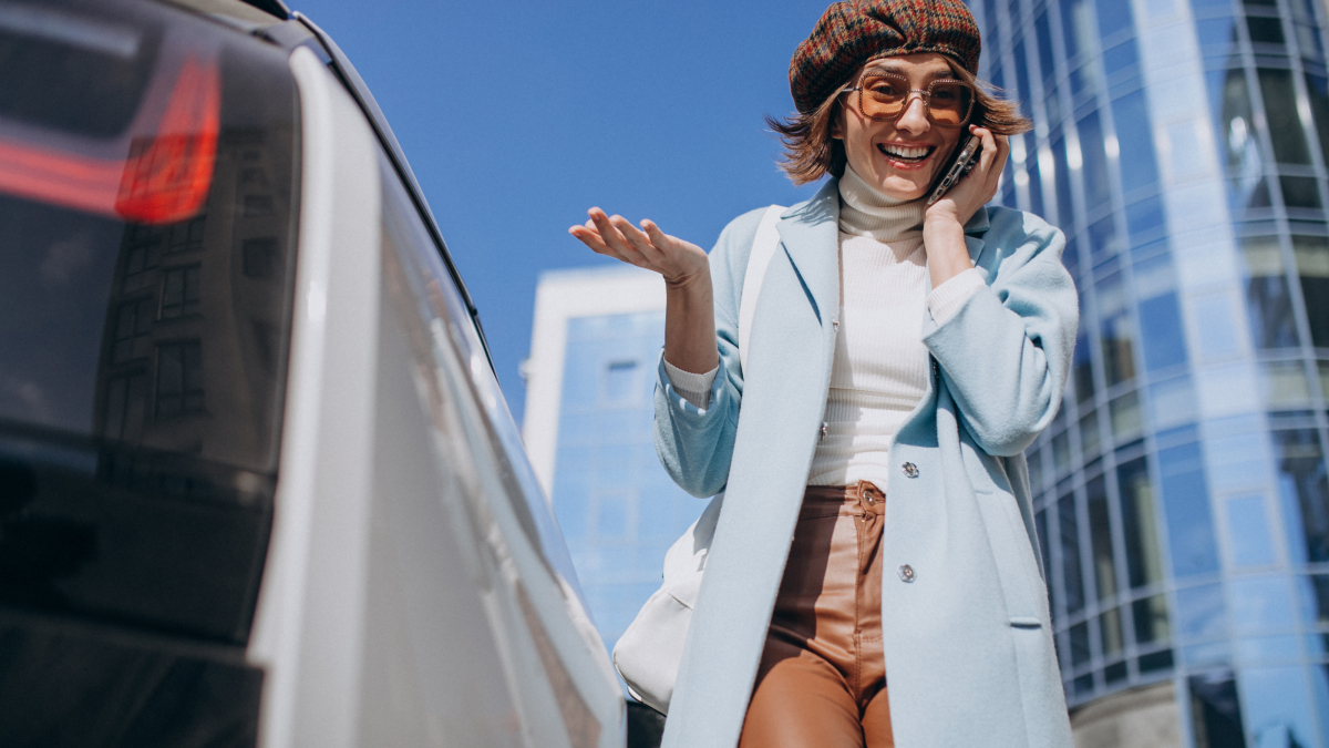 Удивленная женщина рядом с небоскребом