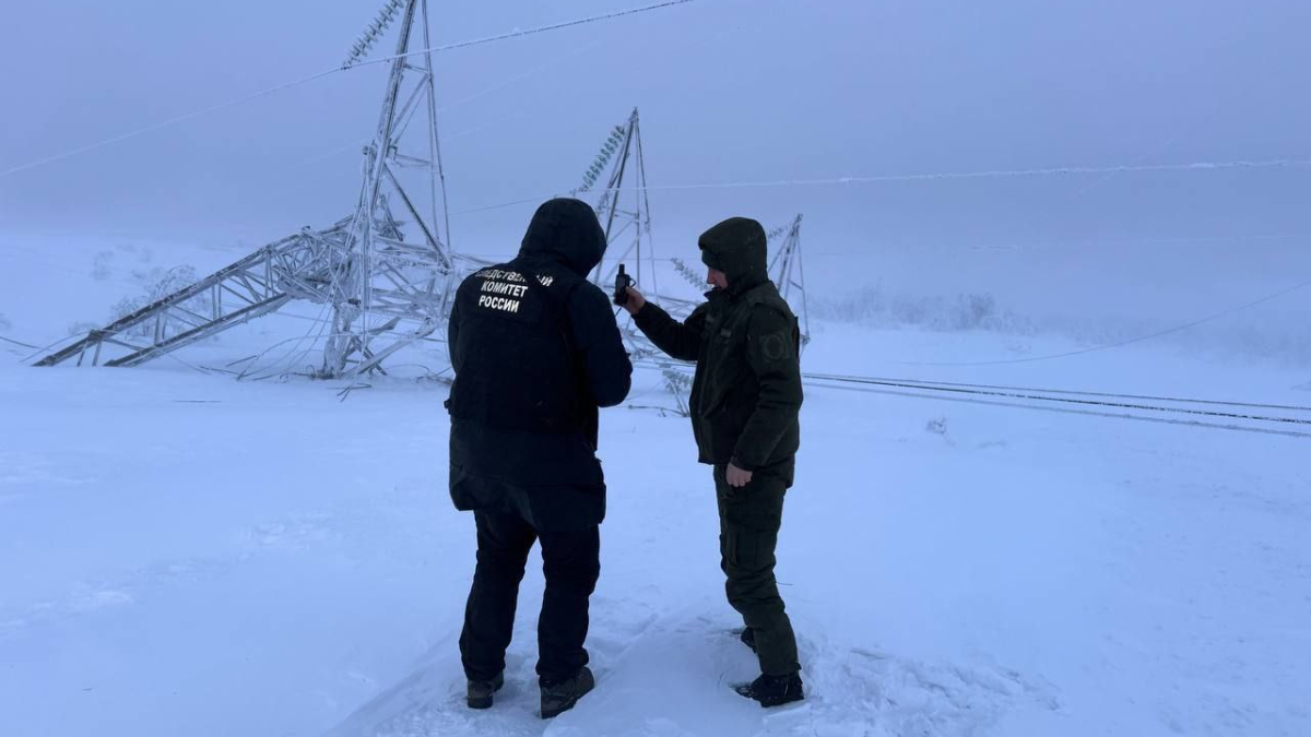 разрушенная опора ЛЭП под Мурманском