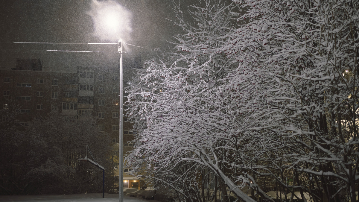 Заснеженная улица с фонарем