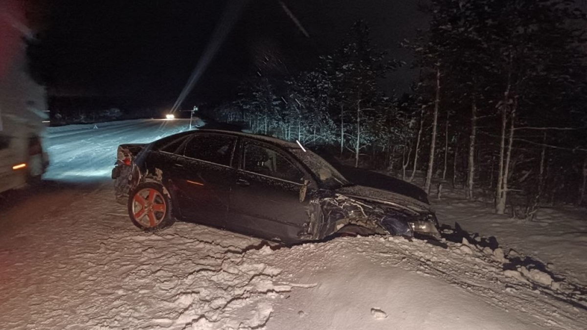 легковой автомобиль въехал в сугроб