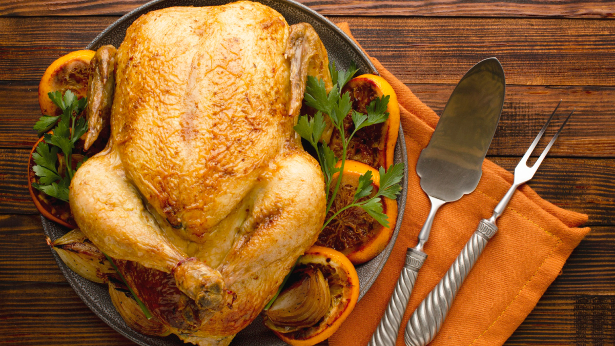 Курица лежит на тарелке