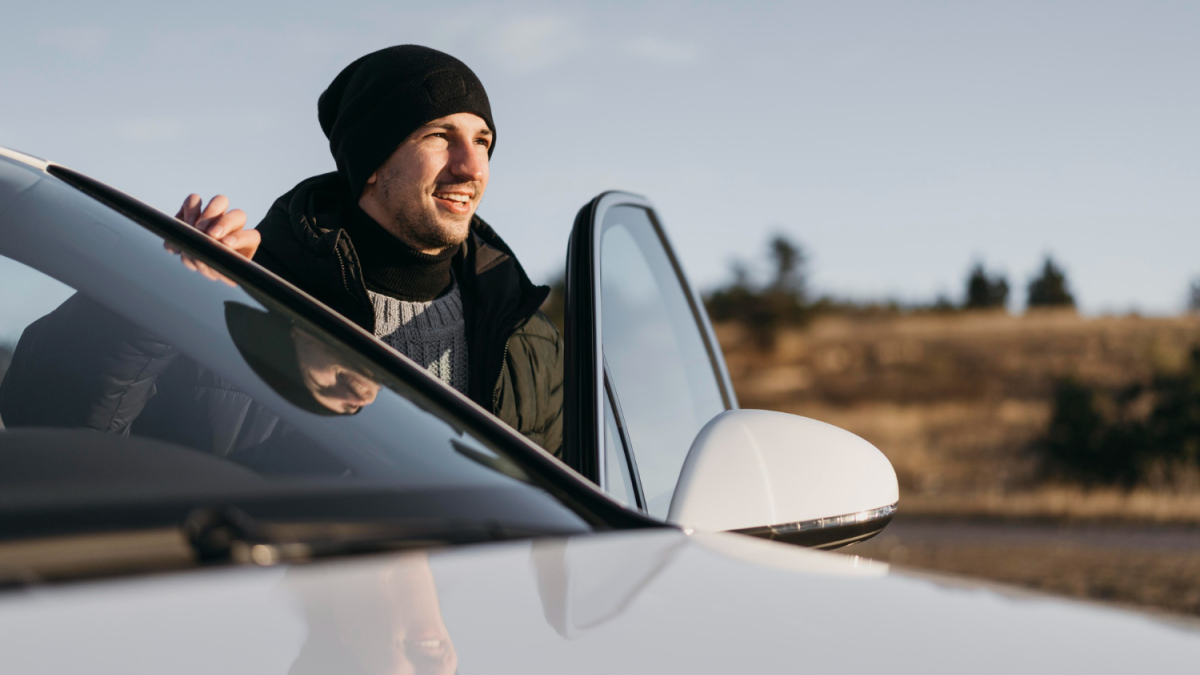 Радостный водитель возле автомобиля