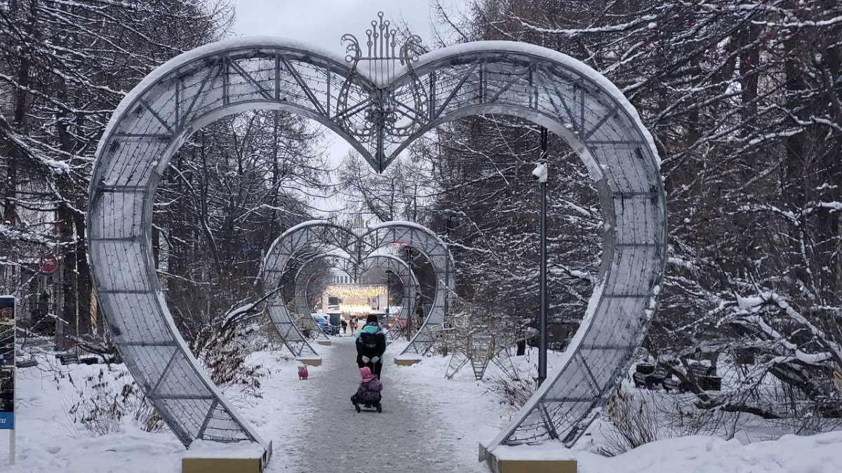 Девушка катит ребенка на санках