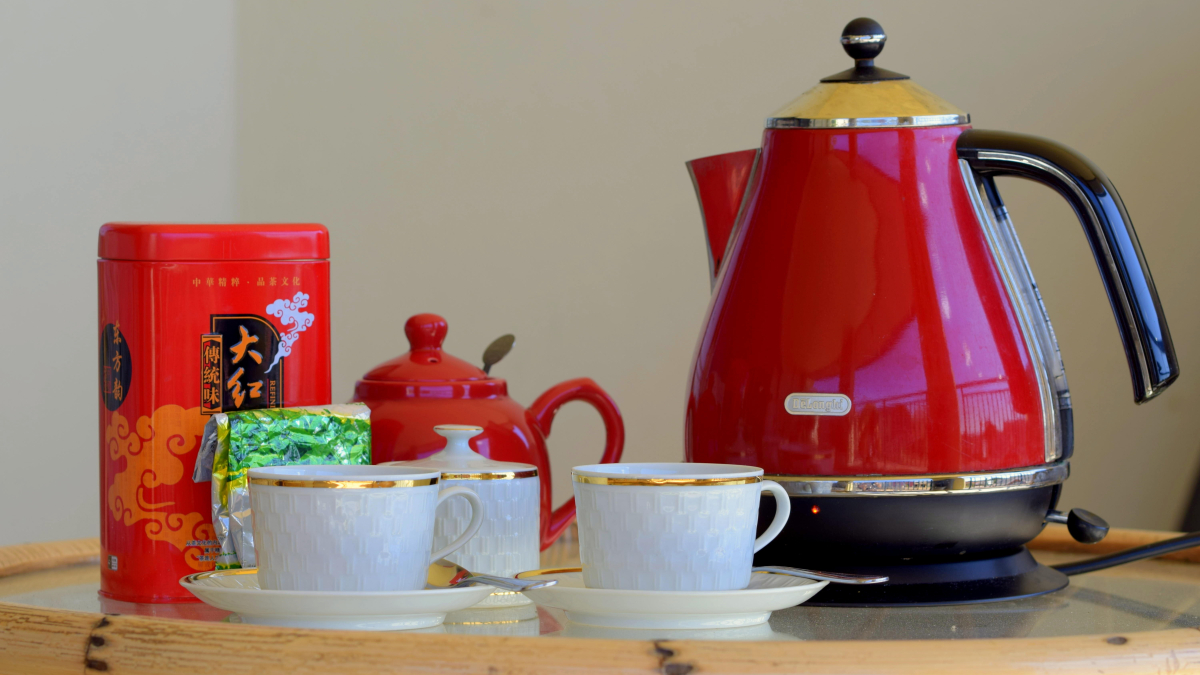 Электрический чайник на столе