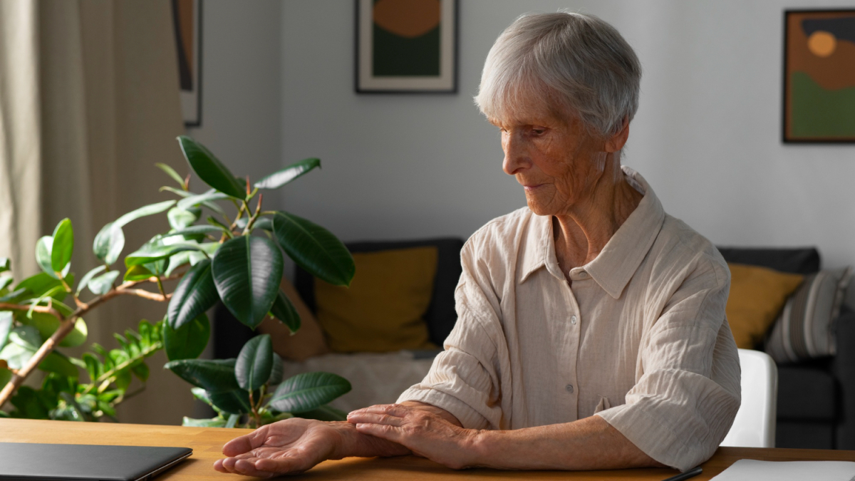 Пожилая женщина за столом