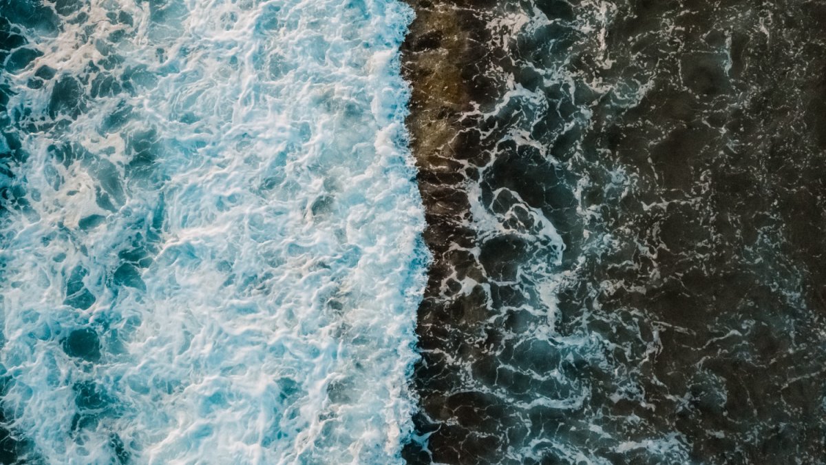 Вода омывает