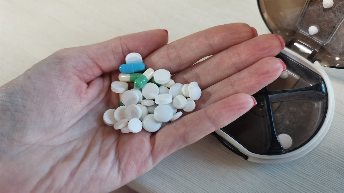 девушка держит таблетки на ладони