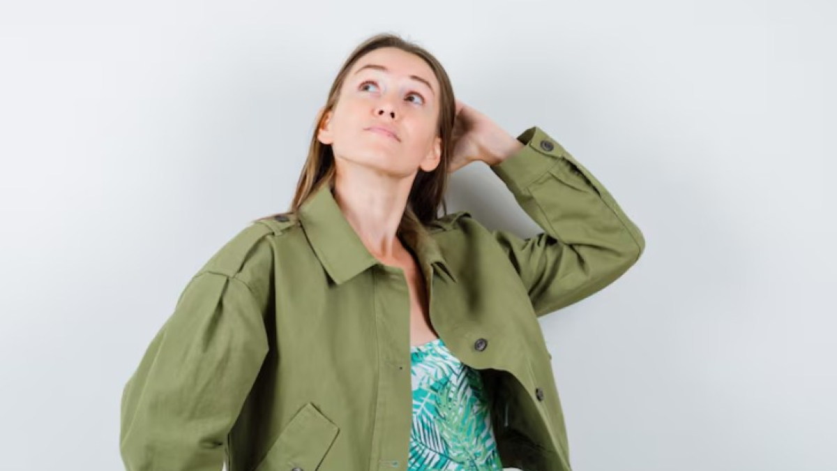 Девушка держится за голову