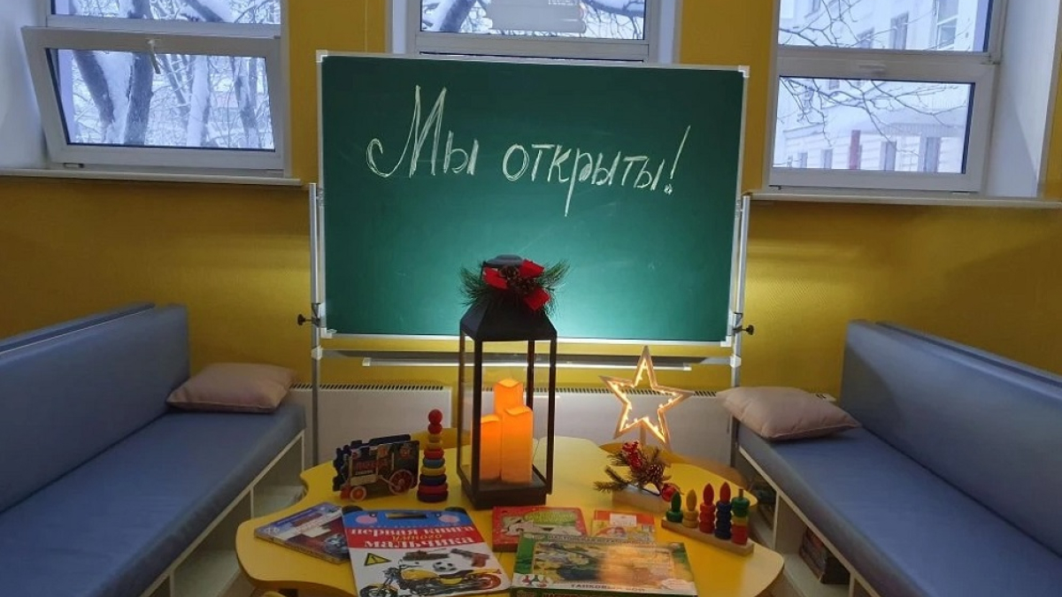 на журнальном столе лежат книги