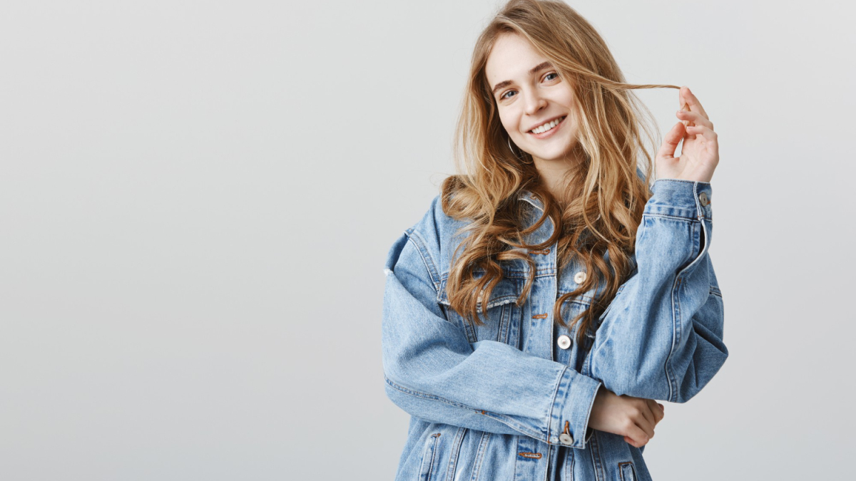 Девушка в джинсовой куртке