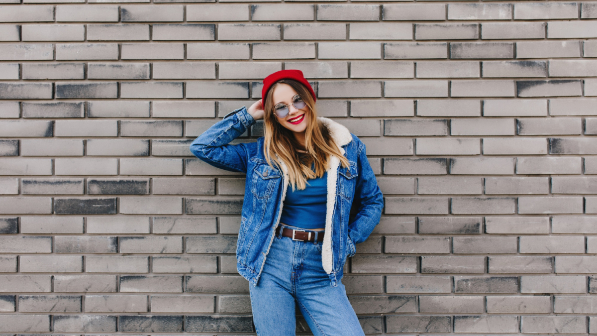 Девушка стоит возле стены