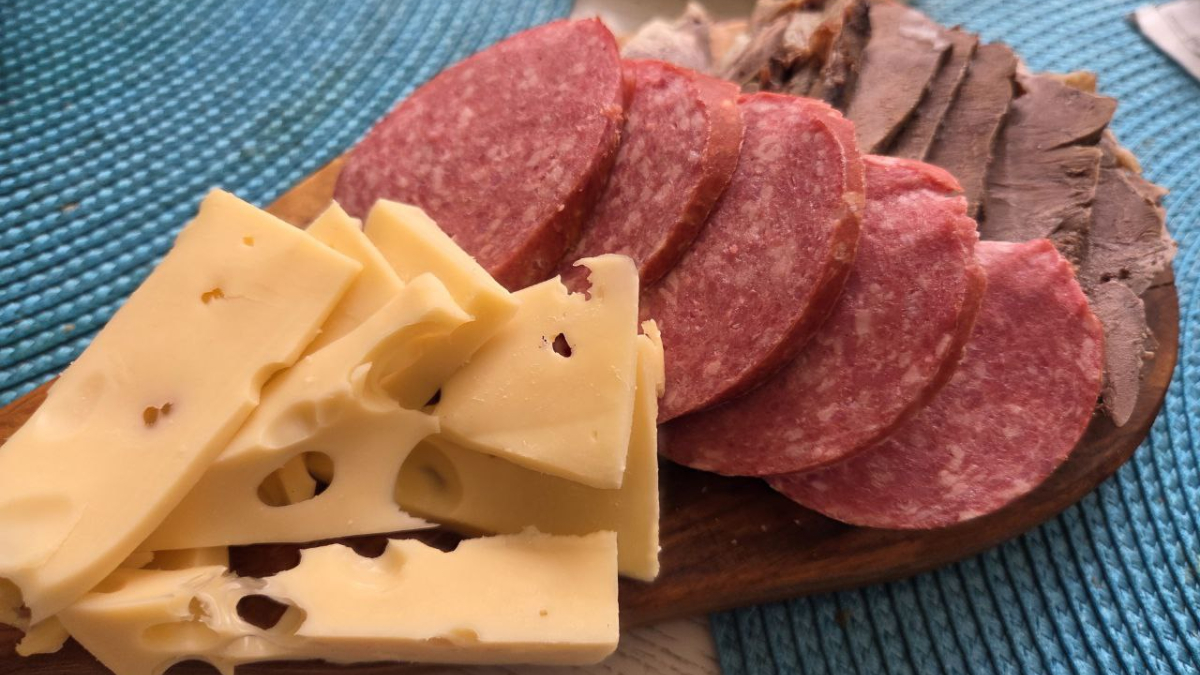 Колбаса и сыр на столе