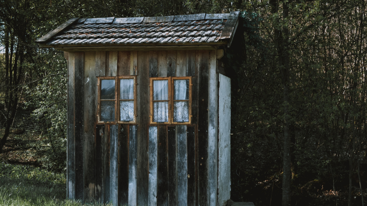 Деревянное помещение с окнами