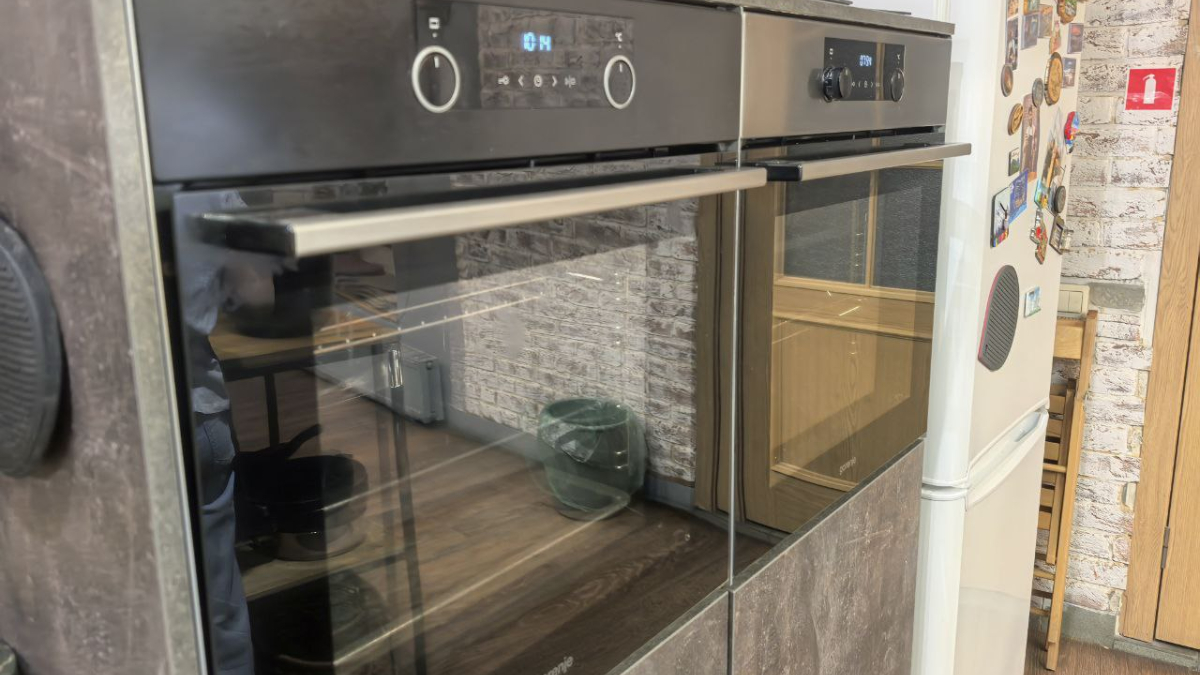 Кухня с плитой и холодильником