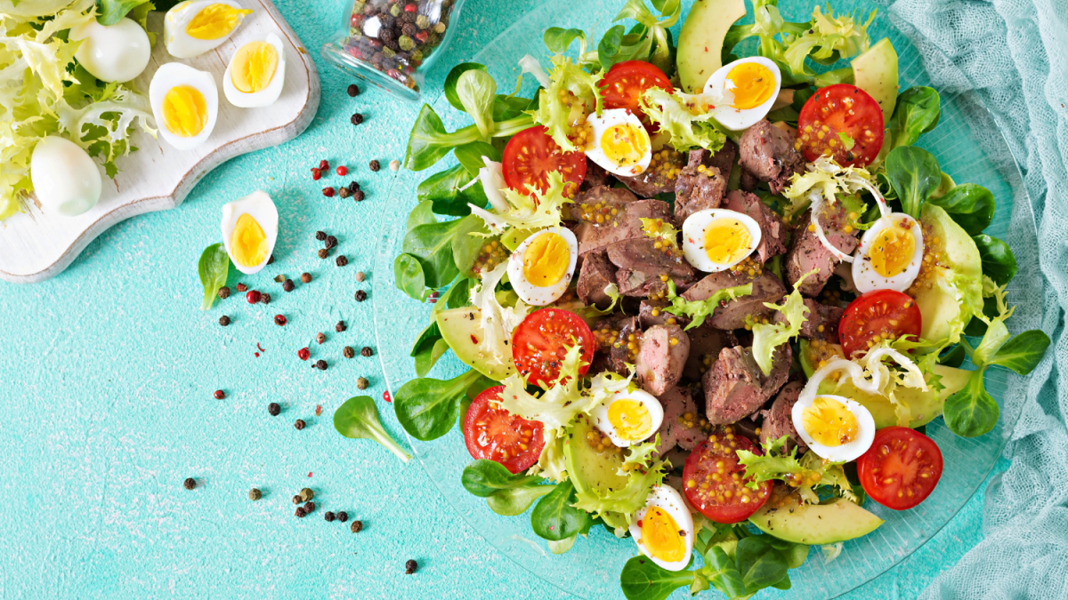 Куриная печень с лимоном в тарелке