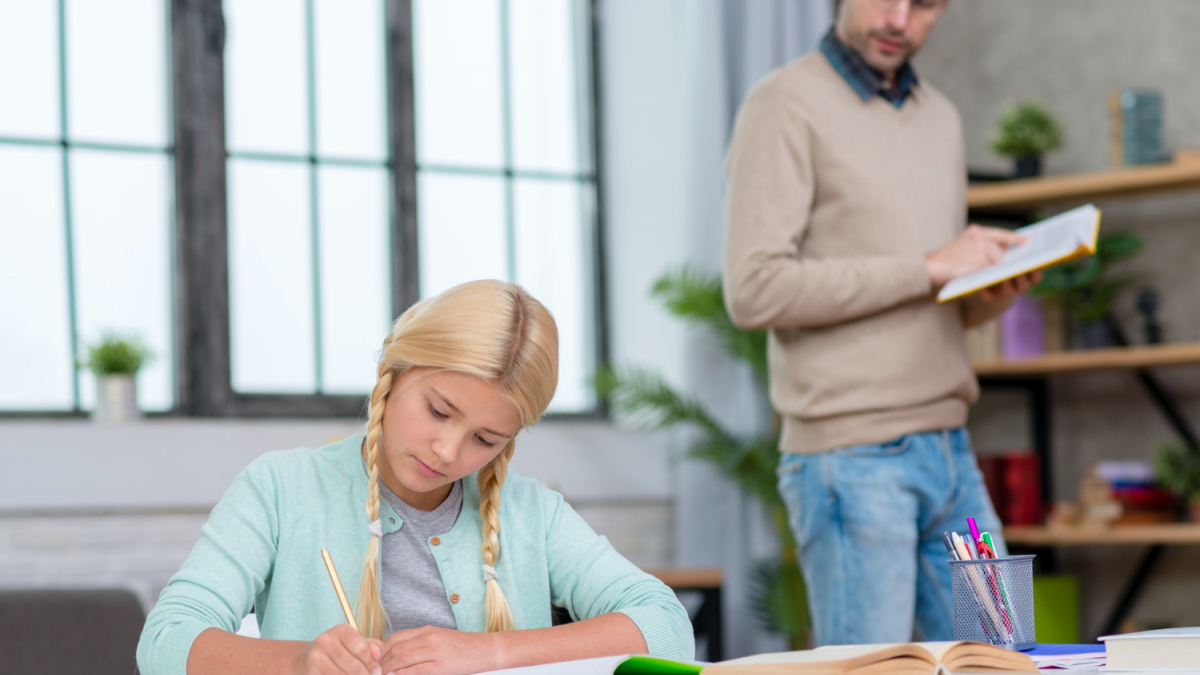 Мужчина с книгой и пишущая девочка