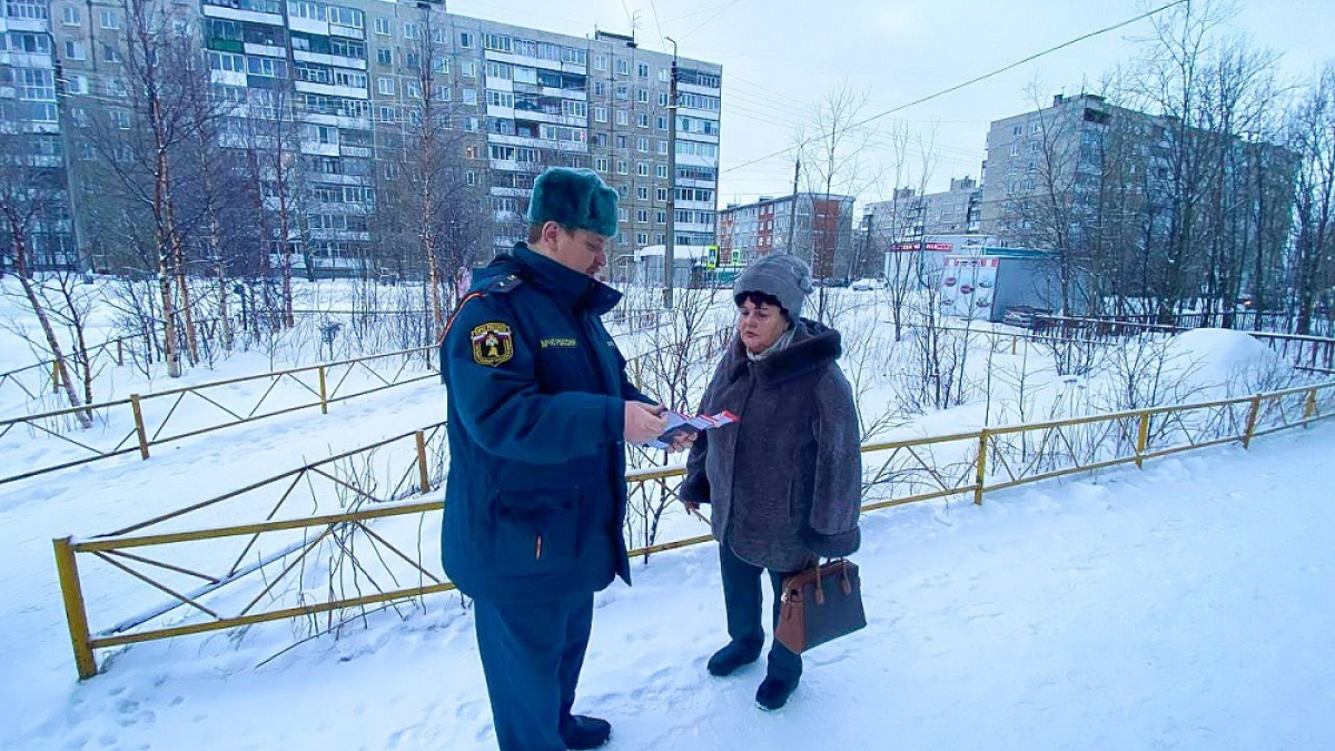пожарный беседует с женщиной