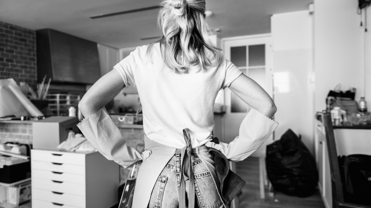 Женщина стоит на кухне