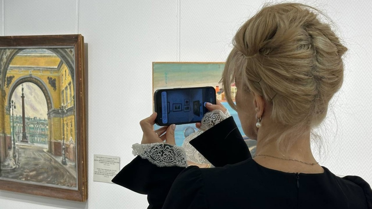 девушка с телефоном на выставке