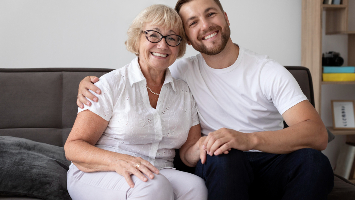 Мама со взрослым сыном на диване