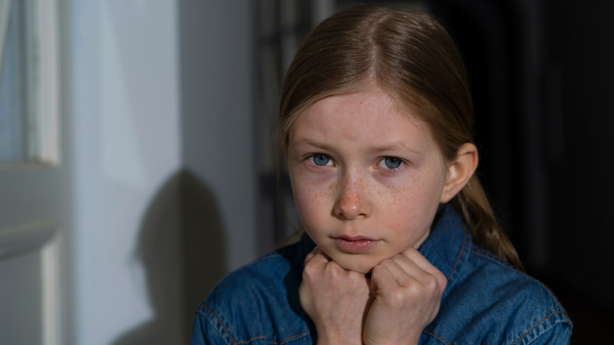 Напряженная девочка смотрит в камеру