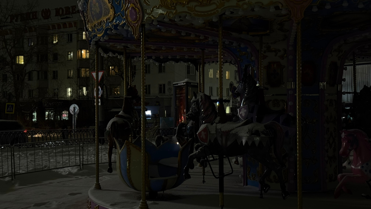 Обесточенная карусель в Мурманске