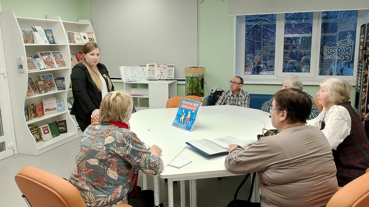 пожилые люди за столом