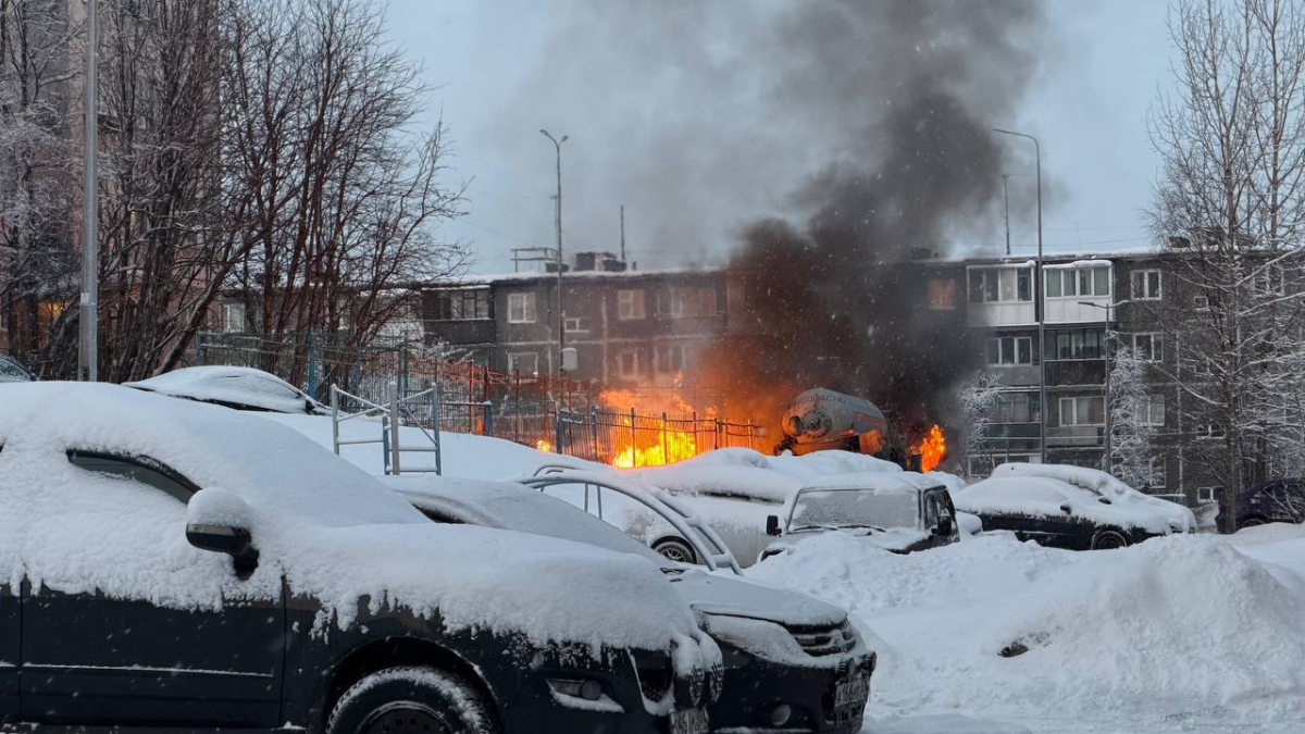 Горит газгольдер в Мурманске