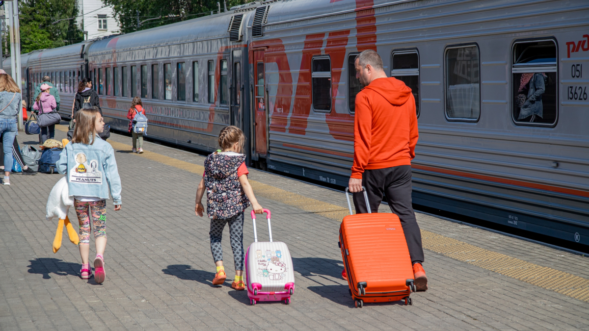 Семья с детьми отправляется в отпуск на поезде