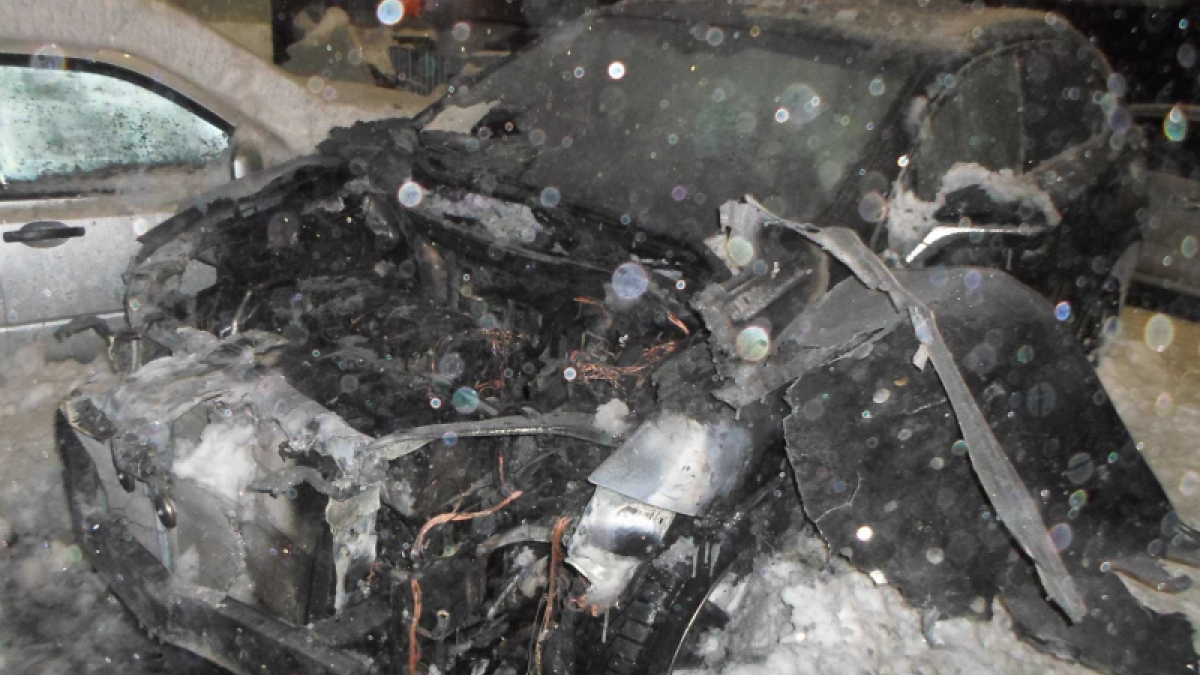 сгоревший автомобиль на улице