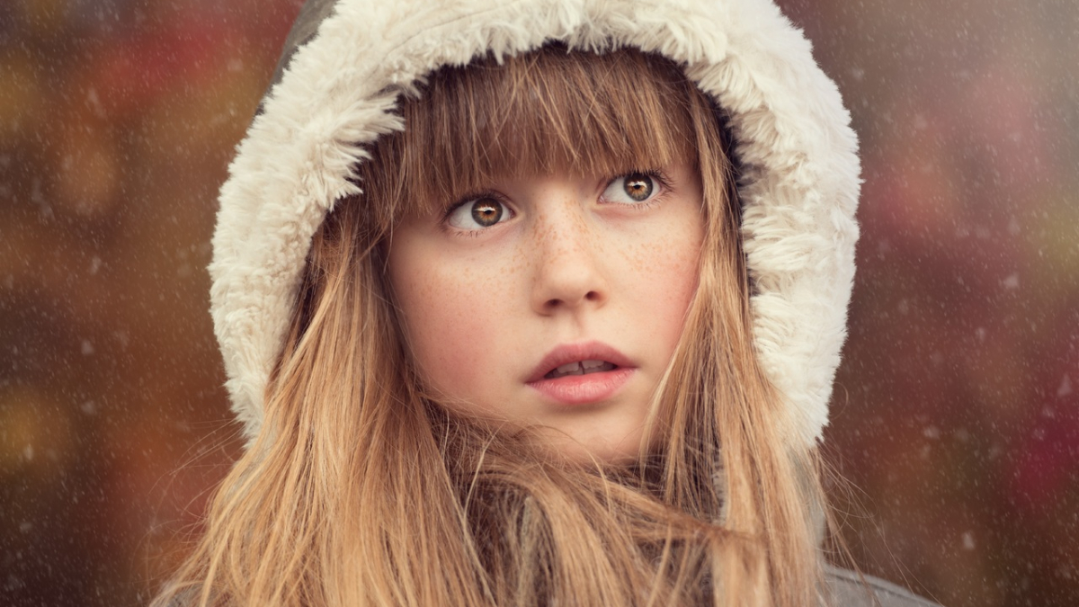 Девочка в капюшоне зимой