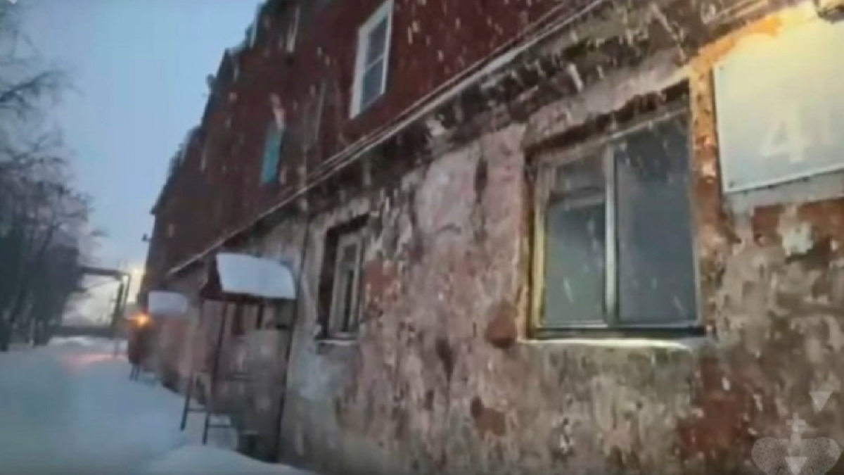 старый дом разрушается