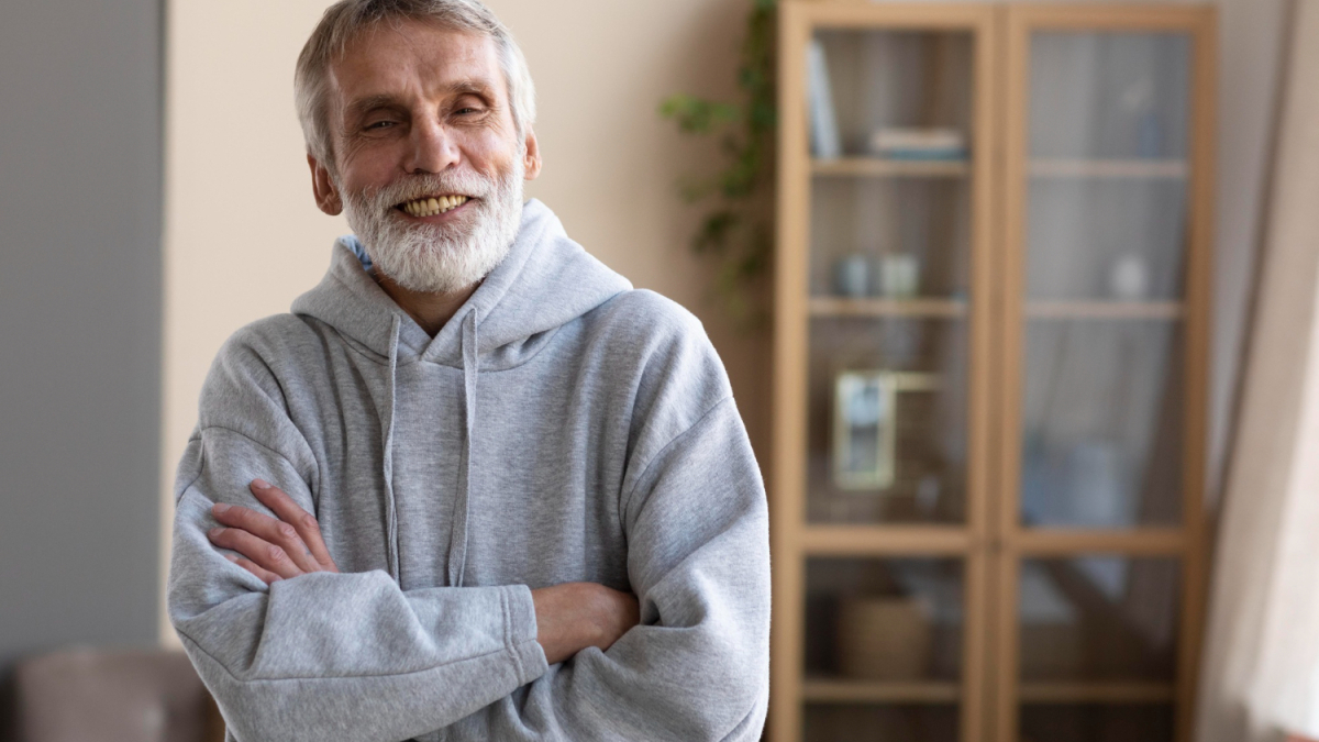 Пожилой мужчина улыбается