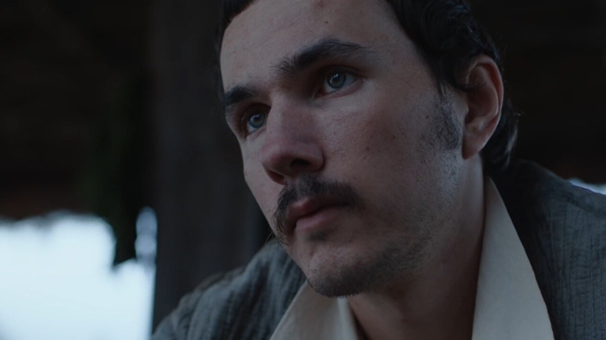 Человек с усами