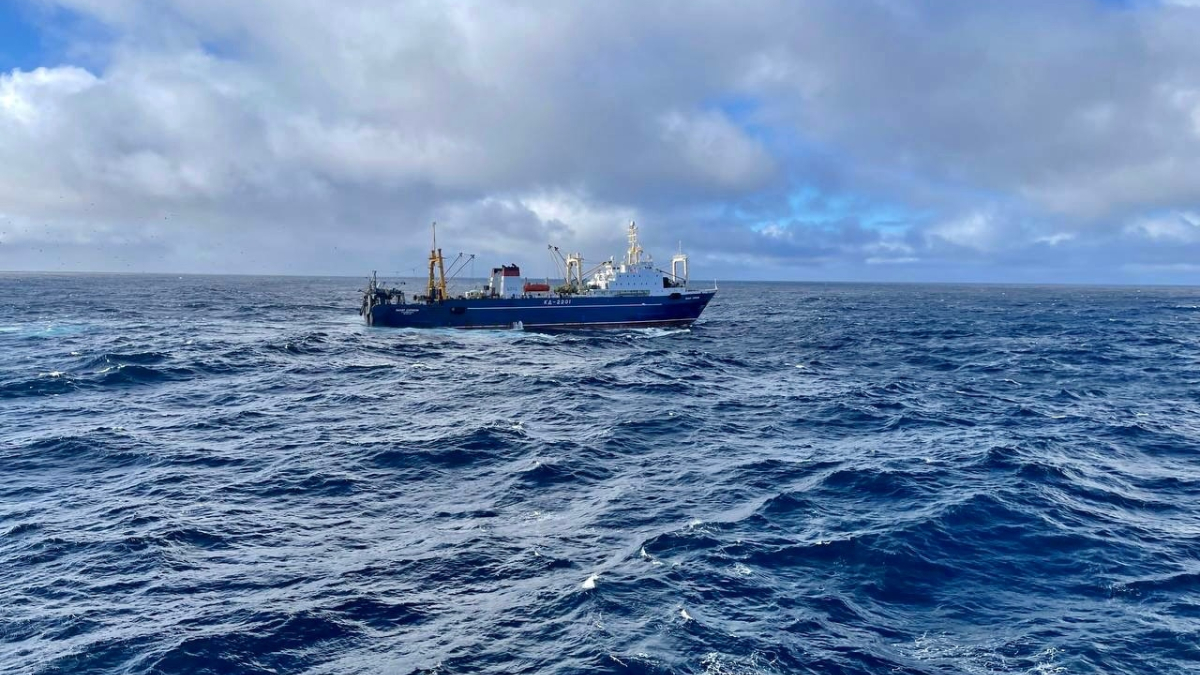 Траулер на промысле