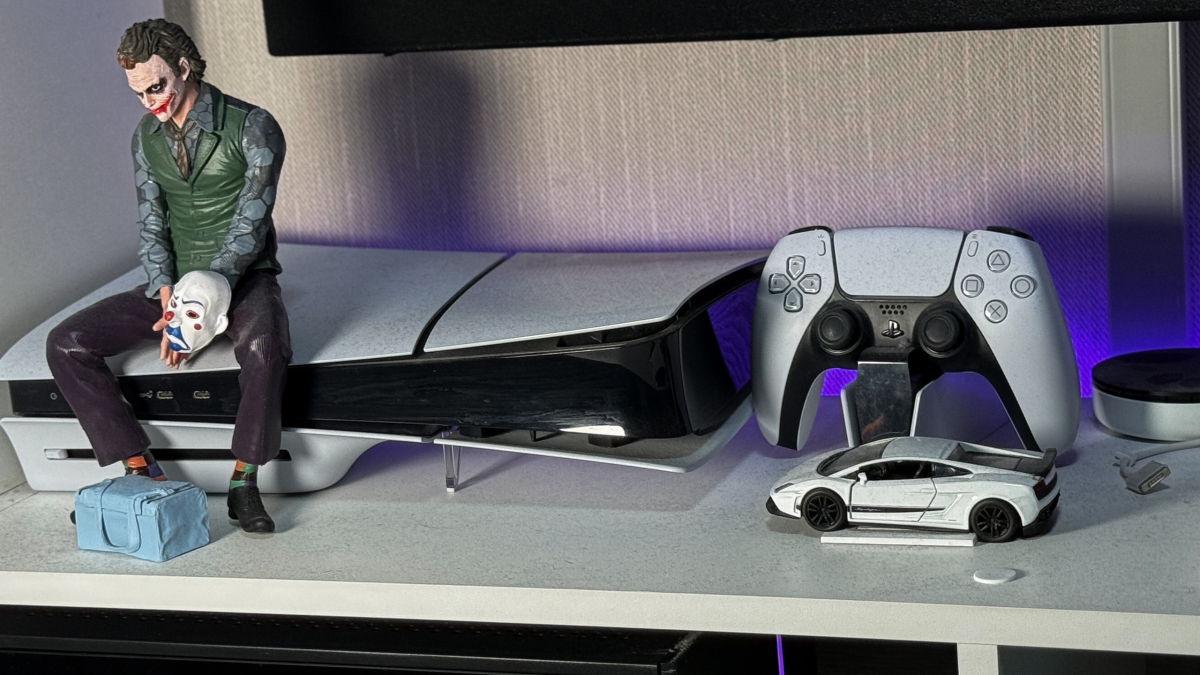 PlayStation Slim с фигуркой Джокера