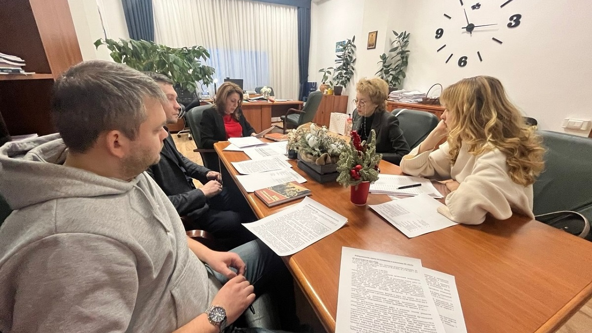 совещание в кабинете за столом