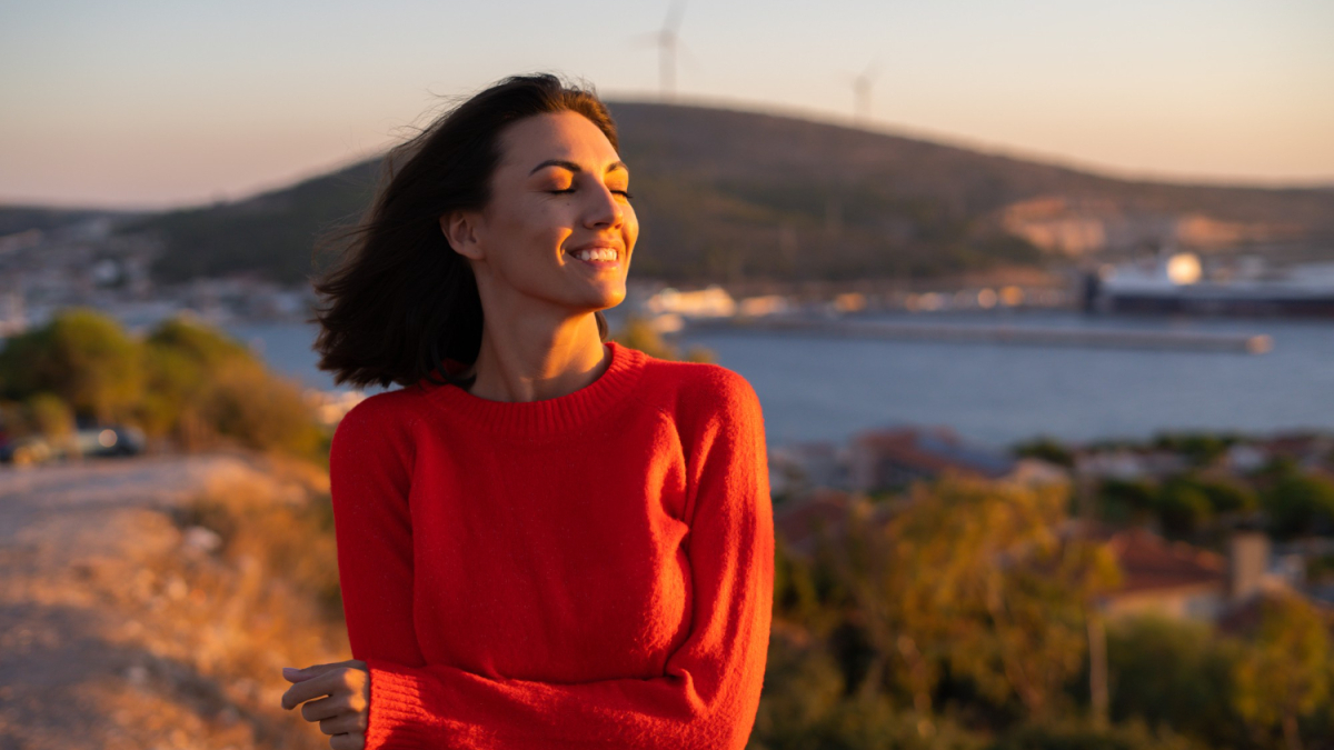 Женщина улыбается