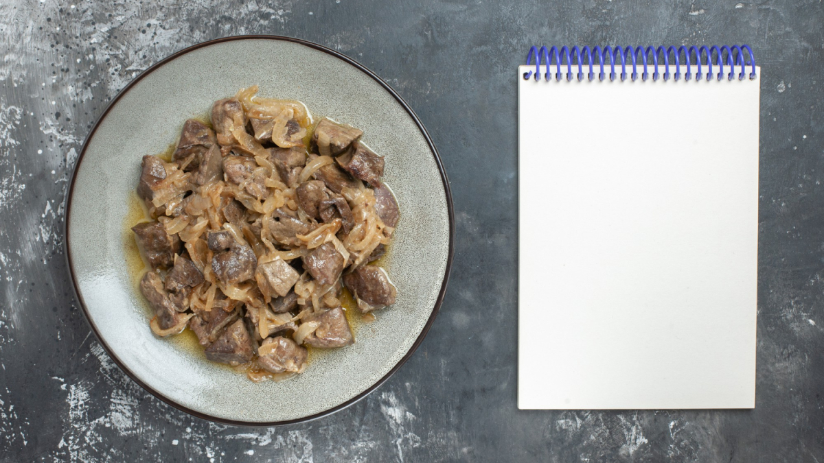 Печень в тарелке и пустой блокнот