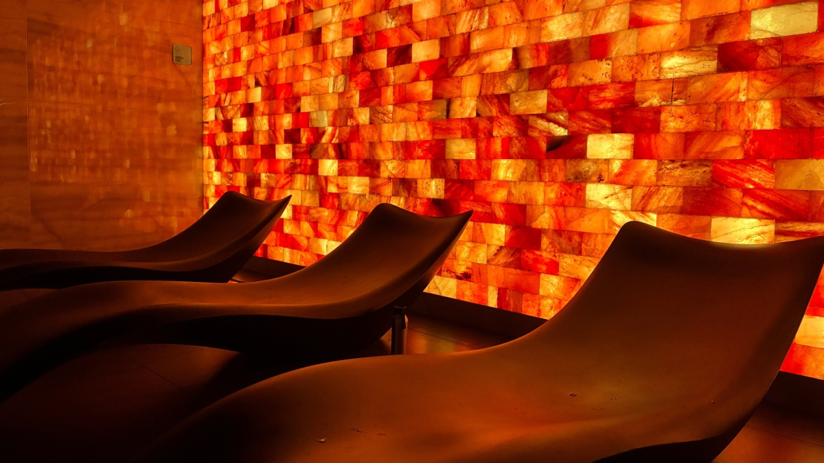 Шезлонги в сауне