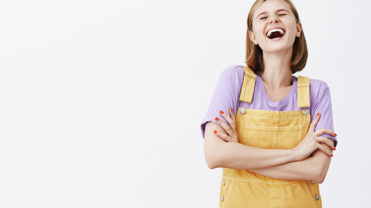 Девушка смеется