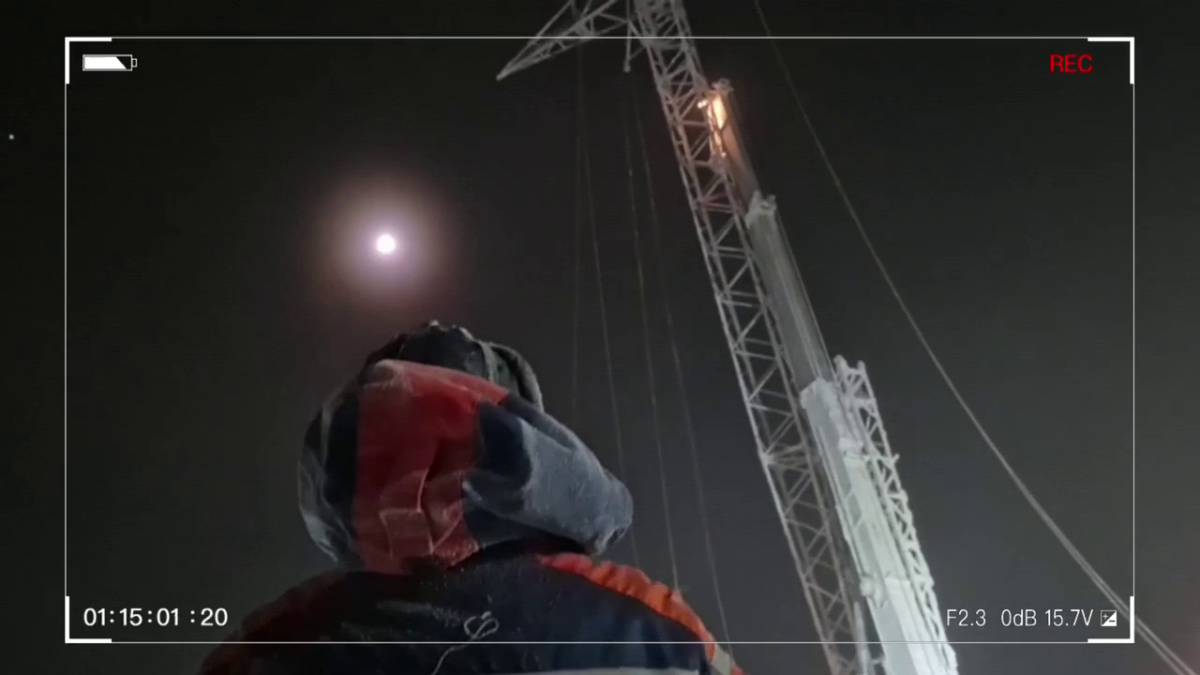 Установка опоры ЛЭП в мороз