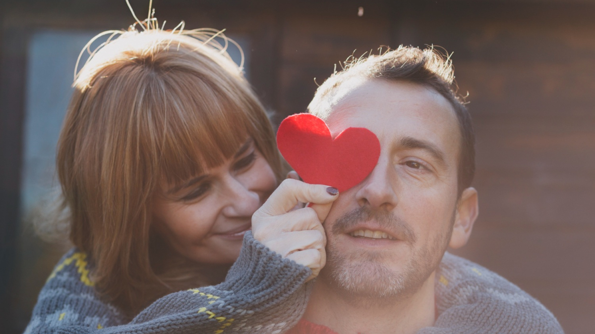 женщина дарит мужчине валентинку