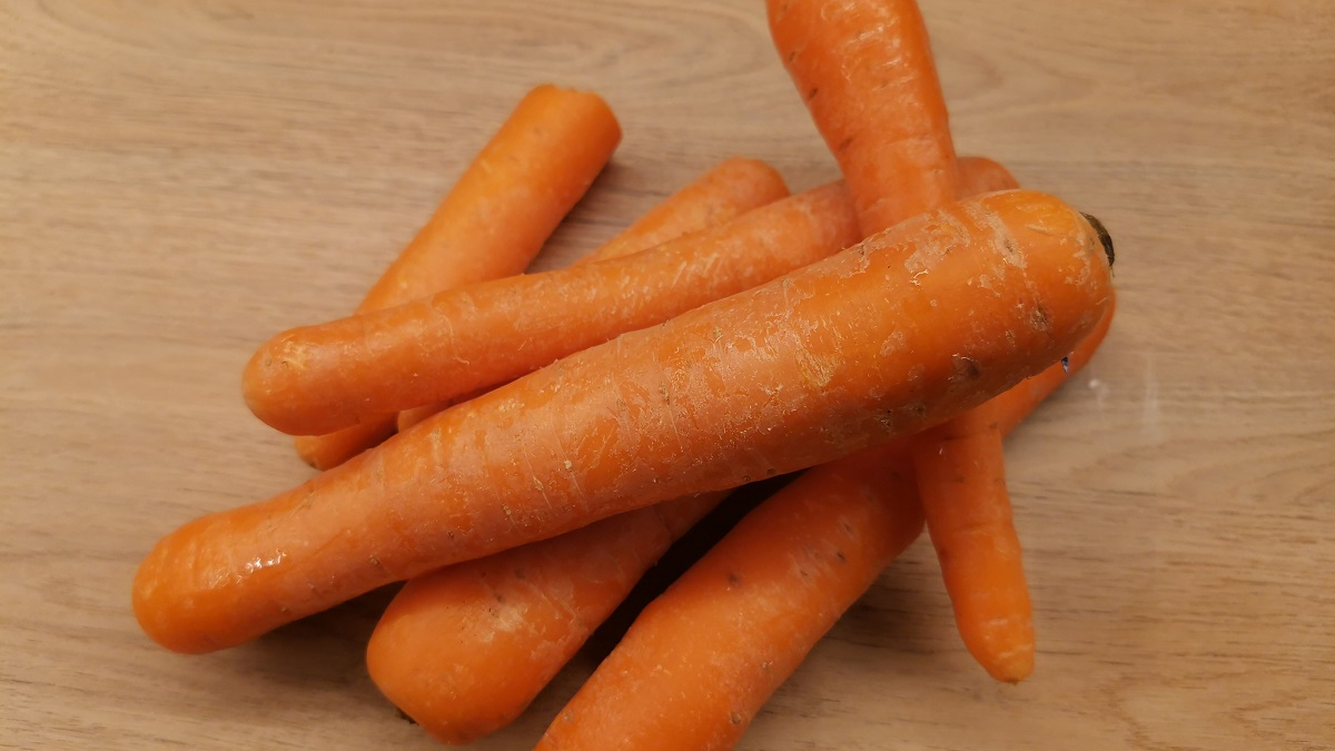 морковь лежит на столе