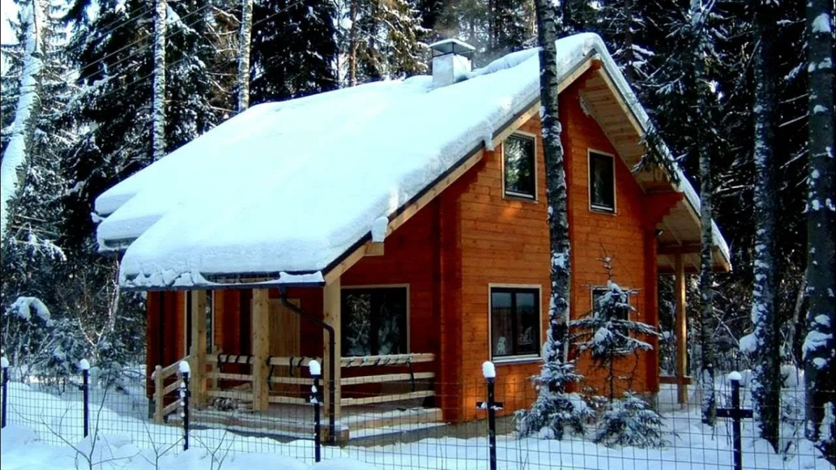 Деревянный дом зимой